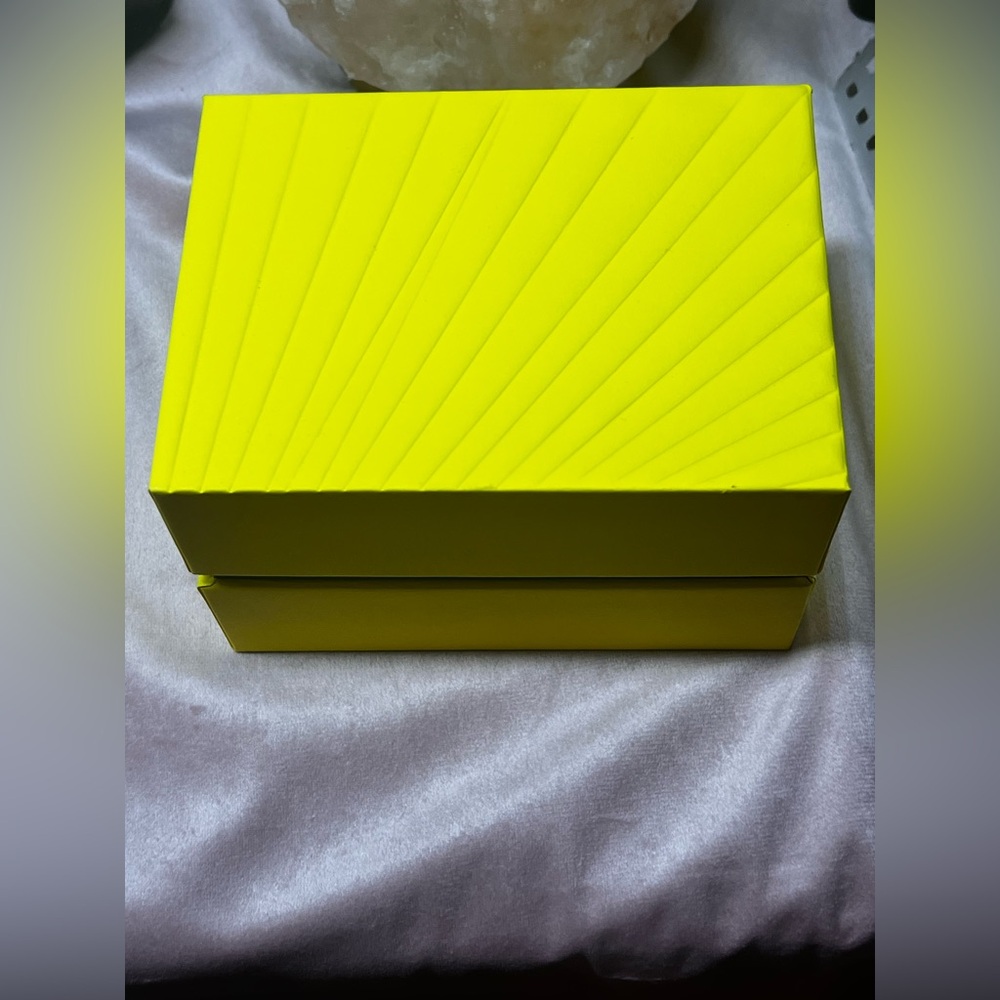 Invicta Bright Yellow Watch Box - Picture 3 of 3
